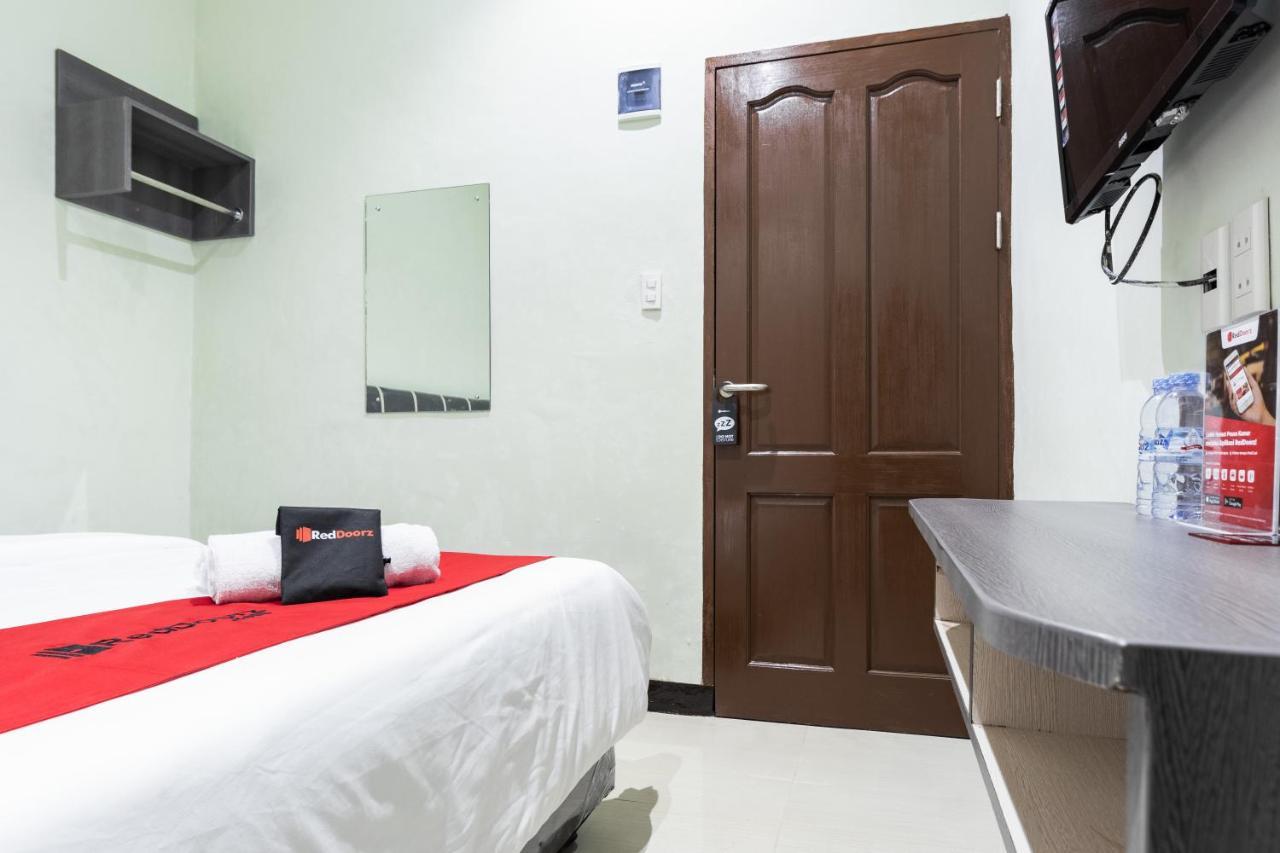 RedDoorz near Medan Amplas Deli Tua Bagian luar foto